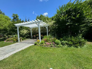 Parktaki beyaz ahşap bir hırsızın dikey görüntüsü.