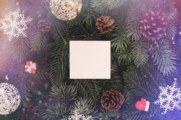 Karácsonyfaágak Papírkártyával Lapos Fekvés Természet Újévi Koncepció — Stock Fotó