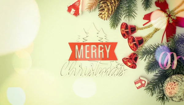 白い背景にモミや贈り物とクリスマスの装飾 クリスマス常緑枝クリスマスの装飾 クリスマス 新年のコンセプト フラットレイアウト トップビュー コピースペース — ストック写真