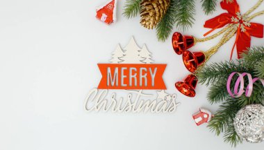 Noel süslemeleri ve beyaz arka planda hediyeler. Noel Evergreen dalları Noel süslemesi. Noel, kış, yeni yıl konsepti. Düz konum, üst görünüm, kopyalama alanı .