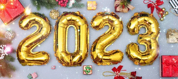 2023年新年のお祝い 2023年とグリッタースターと箔風船番号 フラットレイ メリークリスマスとハッピーホリデーグリーティングカード フレーム バナー — ストック写真