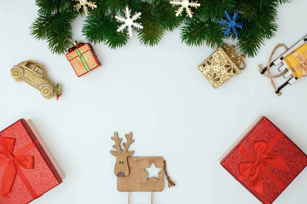 Подарункові Червоні Коробки Прикраси Білому Тлі Різдво Зима Новорічна Концепція — стокове фото