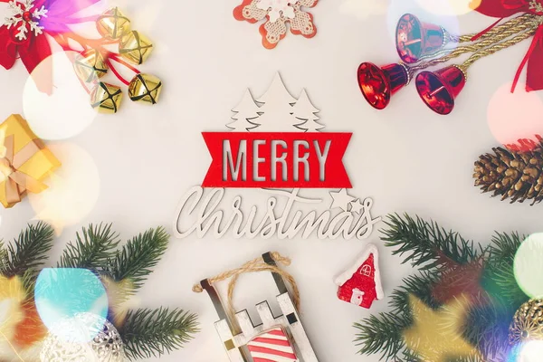 白い背景にモミや贈り物とクリスマスの装飾 クリスマス常緑枝クリスマスの装飾 クリスマス 新年のコンセプト フラットレイアウト トップビュー コピースペース — ストック写真