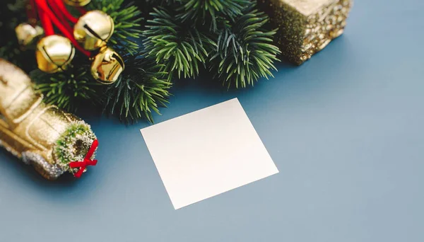 Kağıt Notlu Noel Ağacı Dalları Düz Yatıyordu Doğa Yeni Yıl — Stok fotoğraf