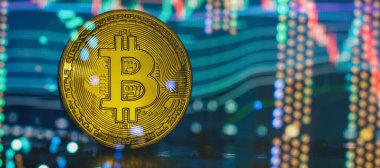 Kripto para birimi konsepti, kazananların kupa arka planında altın bitcoin, paranın geleceği. Hesaplama ekipmanları.