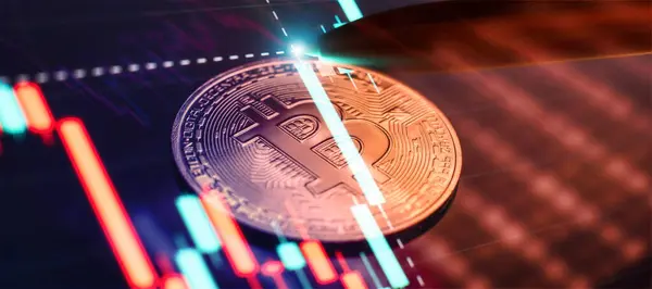 Guld Bitcoins Stapel Mynt Med Diagram Över Växande Och Fallande — Stockfoto