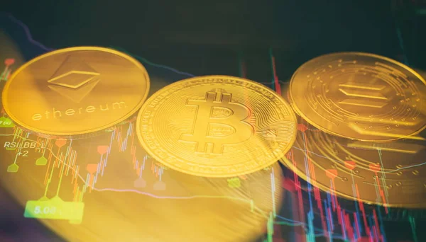 График Свечой Цифровым Фоном Золотая Монета Иконкой Bitcoin Ethereum Solana — стоковое фото