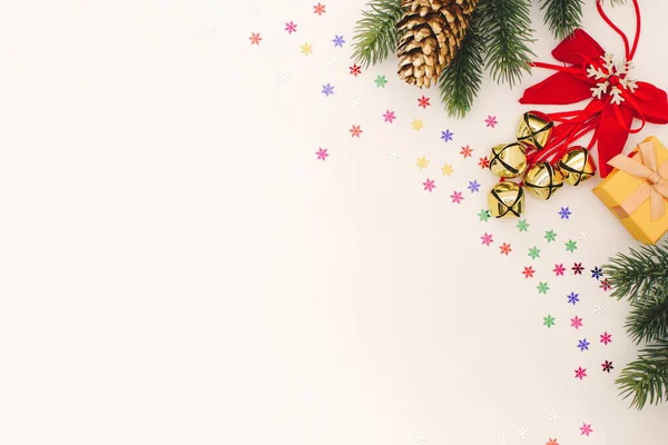 白い背景にモミや贈り物とクリスマスの装飾 クリスマス常緑枝クリスマスの装飾 クリスマス 新年のコンセプト フラットレイアウト トップビュー コピースペース ストック写真
