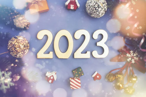 Kerstconcept Nieuwjaar 2023 Geschenken Kopieerruimte Omlijst Door Kerstboomtakken Decoraties Snoepjes — Stockfoto