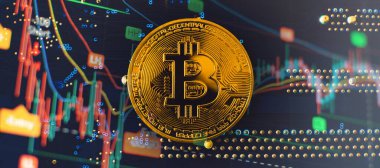 Bitcoinler ve Yeni Sanal Para Konsepti. Mum çubuğu grafik grafiği ve dijital arkaplanı olan altın bitcoinler.