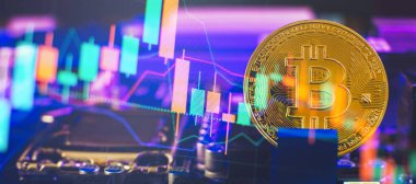 Bitcoinler ve Yeni Sanal Para Konsepti. Mum çubuğu grafik grafiği ve dijital arkaplanı olan altın bitcoinler.