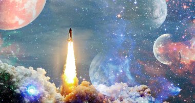 Uzay mekiği uzaya doğru havalanıyor. Arkaplanda yıldızlar olan karanlık uzay. Uzay gemisi uçuşu. Bu görüntünün elementleri NASA tarafından desteklenmektedir