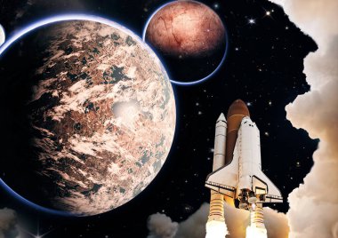 Roketler yıldızlı gökyüzünde uzaya fırlatılıyor. Uzay aracı duman bulutlarıyla uzaya uçar. Bu görüntünün elementleri NASA tarafından desteklenmektedir