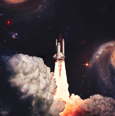 Uzay mekiği uzaya doğru havalanıyor. Arkaplanda yıldızlar olan karanlık uzay. Uzay gemisi uçuşu. Bu görüntünün elementleri NASA tarafından desteklenmektedir