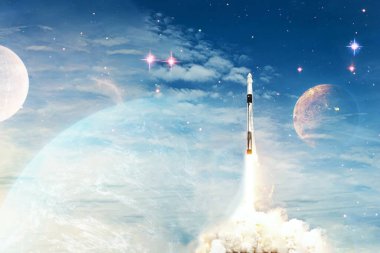 Roketler yıldızlı gökyüzünde uzaya fırlatılıyor. Uzay aracı duman bulutlarıyla uzaya uçar. Bu görüntünün elementleri NASA tarafından desteklenmektedir