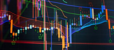 Borsa grafiği öndeki ekranda. Finans ve yatırım konsepti. Seçici odak.