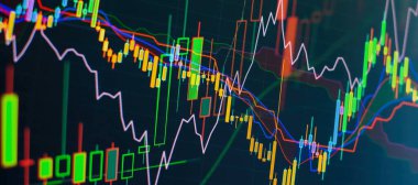 Yatırım stratejisi için borsa ticaret göstergesi. Mali ticaret grafikleri monitörde. Para birimi çubukları ve mumları olan arkaplan