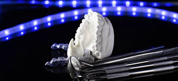 Ferramentas Dentárias Modelo Dentes Fundo Néon — Fotografia de Stock