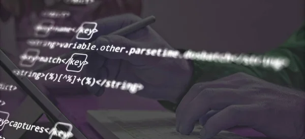 计算机源代码程序员脚本的开发 计算机屏幕上的代码语法 — 图库照片