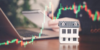 Emlak yatırımı, ev kredisi ve ipotek konsepti. Şamdan çizelgesi olan ev modeli