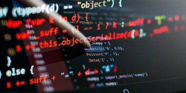 Programcı geliştirici ekranı. Masaüstü bilgisayar monitörü fotoğrafı. IT