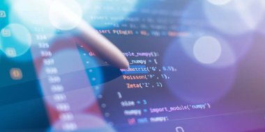Programcı geliştirici ekranı. Masaüstü bilgisayar monitörü fotoğrafı. IT