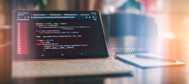 Bilgisayar kodu üzerinde çalışan programcı, yazılım uygulamalarının geliştiricisi