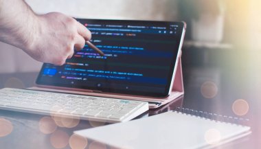 Dijital teknoloji endüstrisi konsepti programlama ve kodlamanın geliştirilmesi