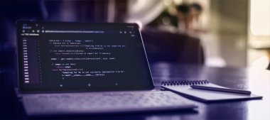 Defter, yakın plan fotoğraf. CSS, JavaScript ve HTML kullanımı. Fonksiyon kaynak kodunu kapat. Bilgi teknolojisinin soyut arkaplanı.
