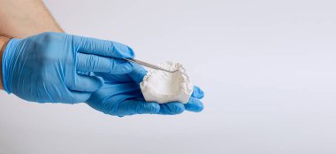 Mavi arkaplanda ortodontik diş teması. Şeffaf görünmez diş hizalayıcılar veya kullanılabilir diş telleri