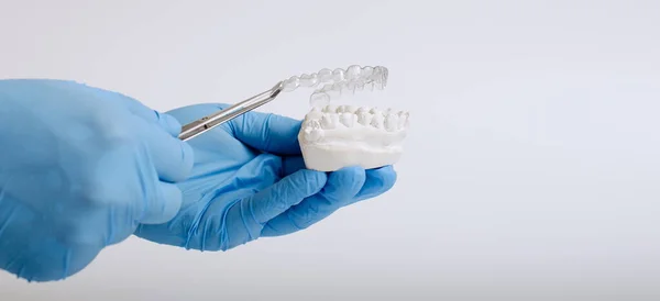 Ortodontické Zubní Téma Modrém Pozadí Transparentní Neviditelné Zubní Rovnátka Nebo — Stock fotografie