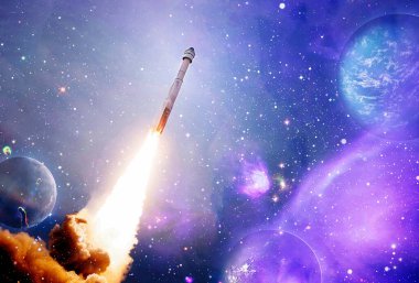 Karanlık uzay mekiği bulutlarda, arka planda yıldızlarla kalkıyor. Uzay gemisi uçuşu..