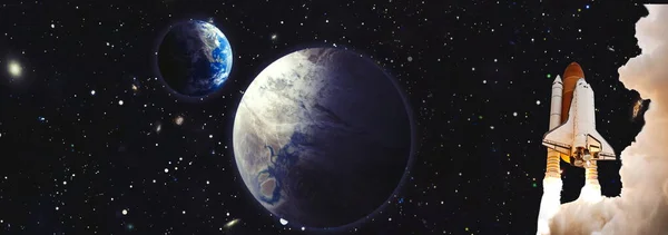 Запуск Шаттла Облаках Открытый Космос Темное Пространство Звездами Заднем Плане — стоковое фото