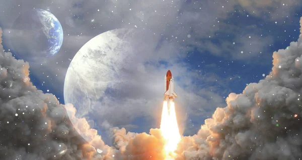 Raketer Skjuts Upp Rymden Stjärnhimlen Rymdfarkoster Flyger Rymden Med Moln — Stockfoto