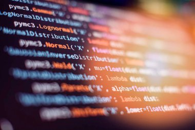 Programcı geliştirici ekranı. Masaüstü bilgisayar monitörü fotoğrafı. IT