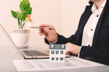 Küçük ahşap bir ev modeli seçildi. konsepti oluşturmak