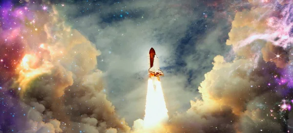 Запуск Шаттла Облаках Открытый Космос Темное Пространство Звездами Заднем Плане — стоковое фото
