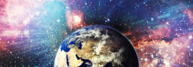 Gezegen ve galaksinin yıldızları serbest uzayda. Parlak Yıldız Nebulası. Uzak galaksi. Soyut resim.