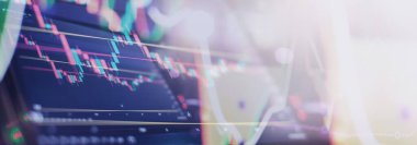 Teknik fiyat grafiği ve göstergesi, mavi tema ekranında kırmızı ve yeşil şamdan grafiği, piyasa dalgalanması, yukarı ve aşağı eğilim.