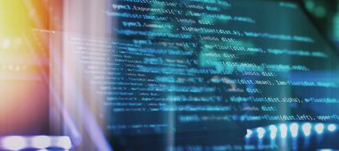 Programcı geliştirici ekranı. Masaüstü bilgisayar monitörü fotoğrafı. IT