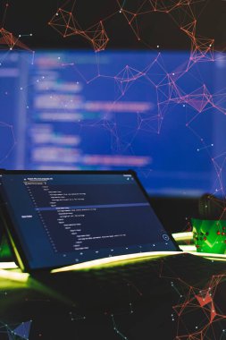 Sunucu kayıtları analizi. Programlama ve kodlama teknolojileri geliştiriyoruz. Ofiste web siteleri kodları üzerinde çalışan geliştirici.