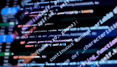 Ofiste web siteleri kodları üzerinde çalışan geliştirici.