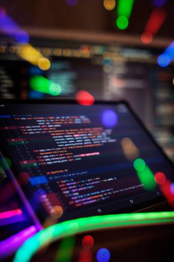 Ofiste web siteleri kodları üzerinde çalışan geliştirici.