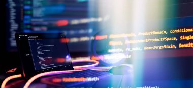Soyut bilgisayar kodları. Yazılım geliştiricisinin kod ekranı programlanıyor. Yazılım Programlama