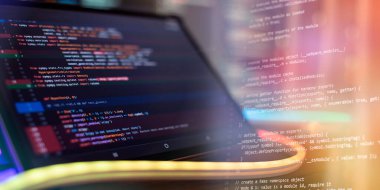 Ofiste web siteleri kodları üzerinde çalışan geliştirici.