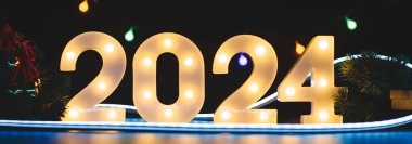 Mutlu Noeller ve mutlu yıllar, Banner. Mutlu yıllar 2024. 2024 sayısından bir sembol