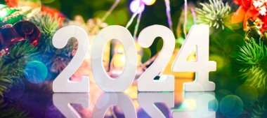 Yeni yıl arifesi 2024 Kutlama arkaplanı. Noel ışıkları arka planda. Tatil kartpostalı. Mutlu yıllar.