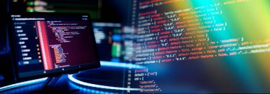 Programlama ve kodlama teknolojilerinin dijital teknoloji endüstrisi konsepti.