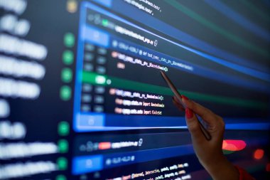 Dijital teknoloji endüstrisi konsepti programlama ve kodlamanın geliştirilmesi