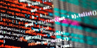 Bilgisayar veri programlaması çalıştırılıyor. Senaryo metni ekranda kodlanıyor. Not defteri yakın plan fotoğraf.